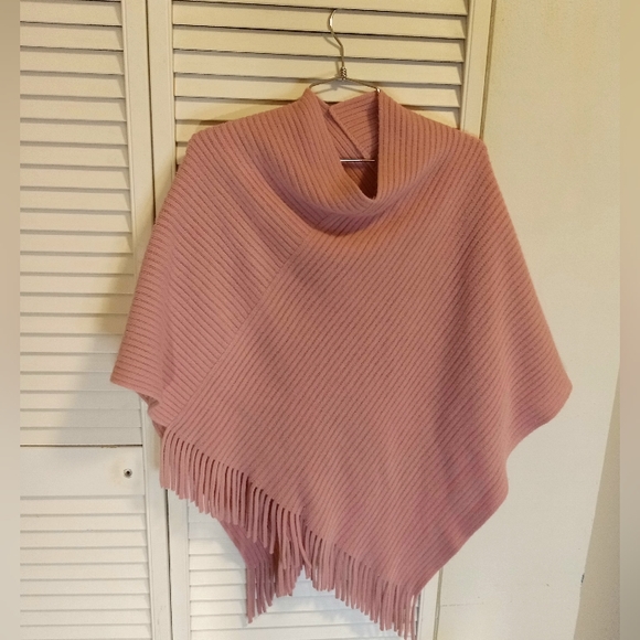 Poncho - Picture 2 of 6